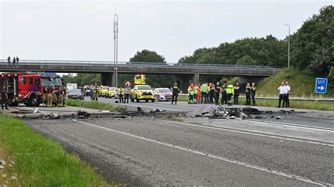 Piloot sterft bij vliegtuigcrash op snelweg A58 in Nederland